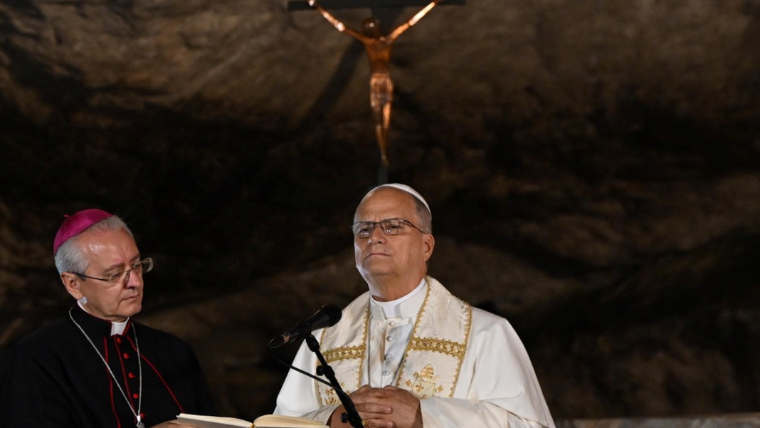 El papa León XIV durante la misa en el santuario de Lourdes, Francia