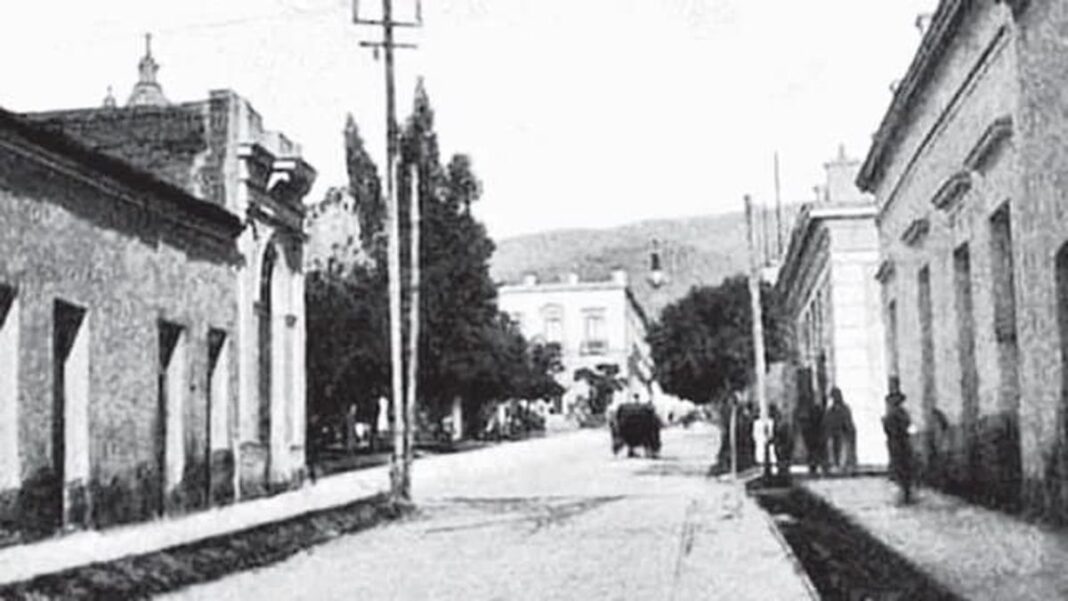 Vista de la calle República en San Fernando del Valle de Catamarca durante un recorrido histórico
