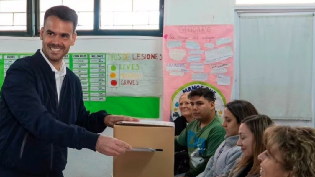 Urna y boleta única en una mesa de votación en Marcos Juárez