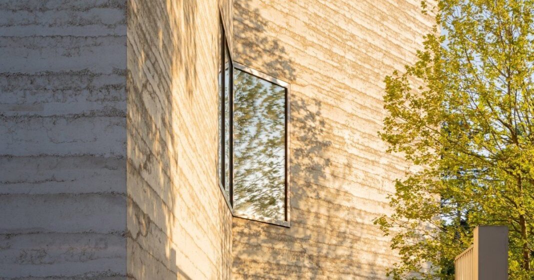 Vista exterior del Museo Wyss, parte de la ampliación de la Fondation Beyeler diseñada por Peter Zumthor