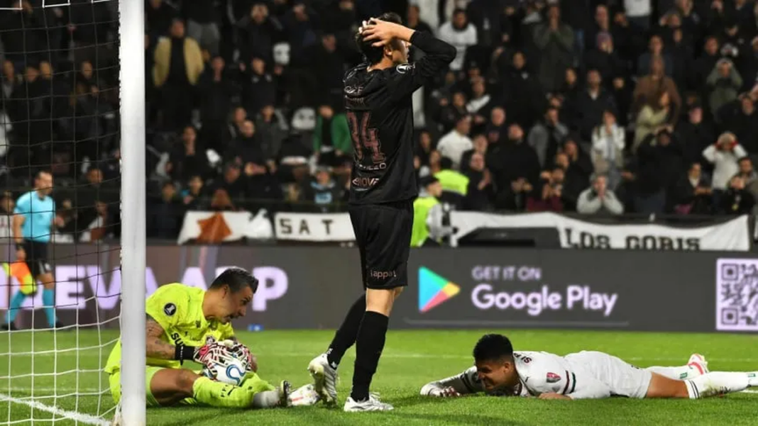 Jugadores de Platense durante el partido contra Fluminense por la Copa Libertadores 2026 en el estadio Ciudad de Vicente López