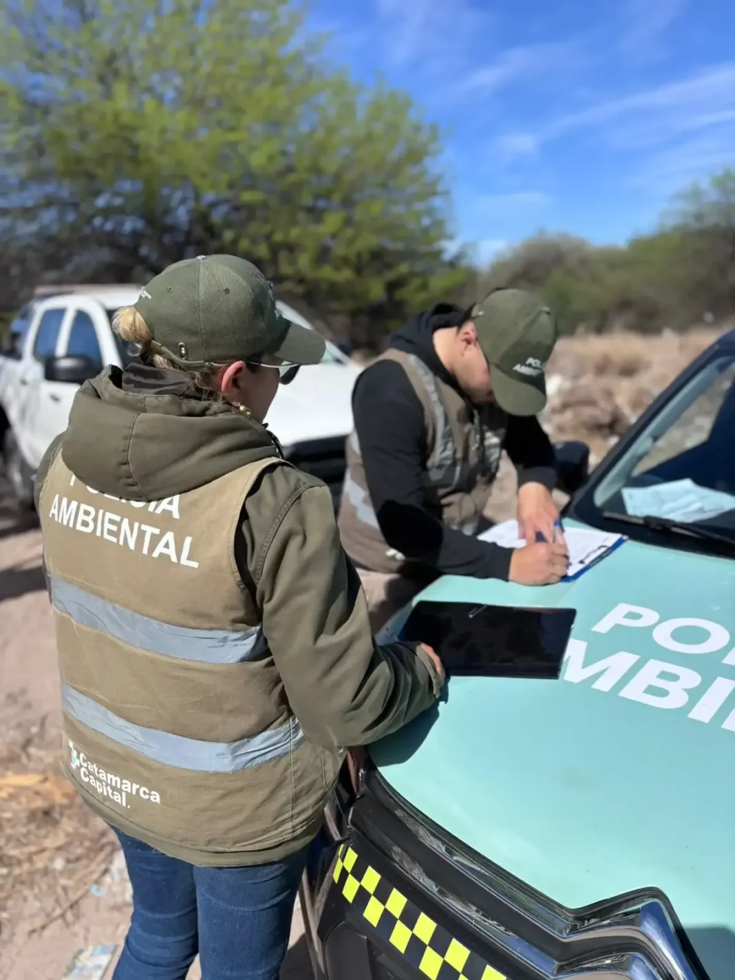 Policía Ambiental durante un operativo de control en la vía pública