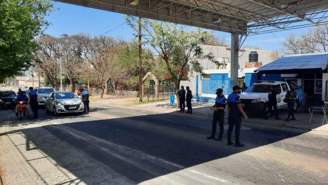 Personal policial realizando controles vehiculares en una ruta provincial de Catamarca