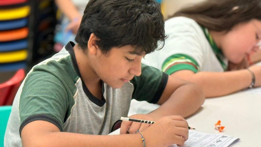 Estudiantes argentinos en aula durante prueba PISA 2025