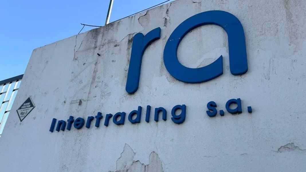 RA Intertrading suspensión trabajadores