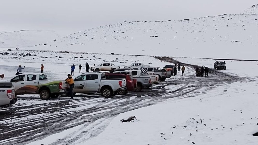 Camino de alta montaña hacia el Balcón del Pissis con vehículos 4x4 y control policial