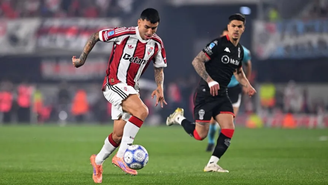 Jugadores de River y Huracán disputando la pelota en el Monumental