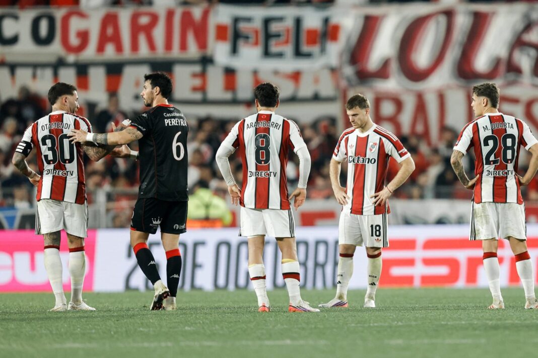 Jugadores de River Plate y Huracán disputando un balón en el Estadio Monumental