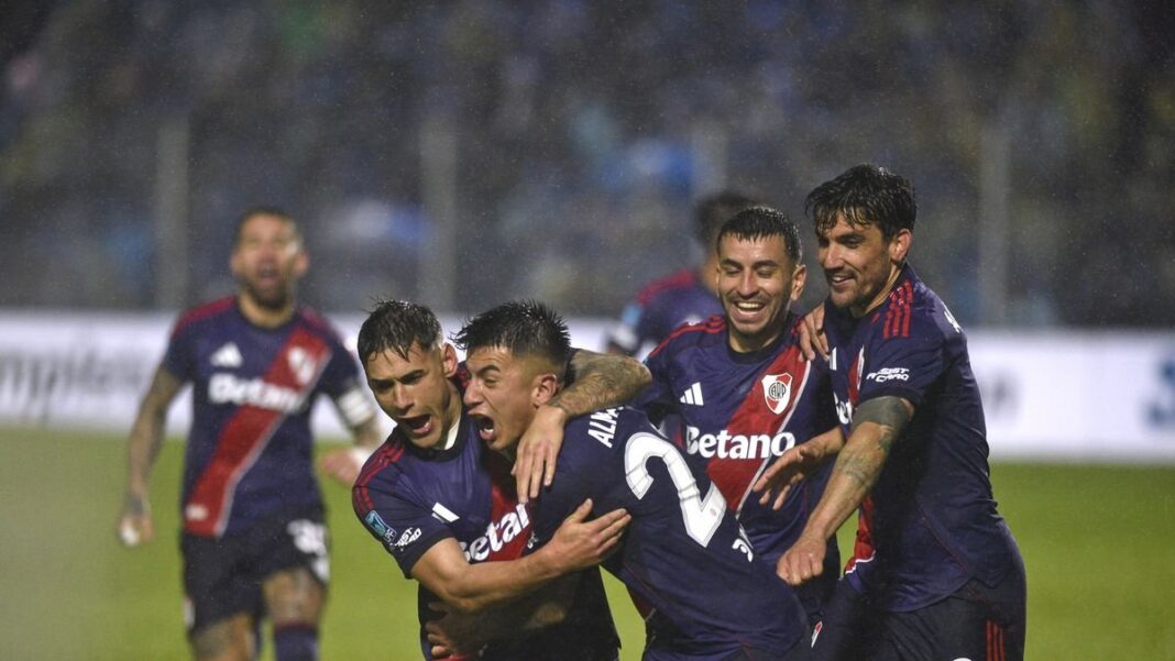 Jugadores de River Plate celebrando el gol de Thiago Almada ante Atlético Tucumán