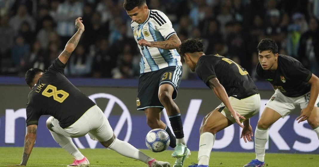 Lionel Scaloni, entrenador de la Selección Argentina, observa el partido desde el banco de suplentes