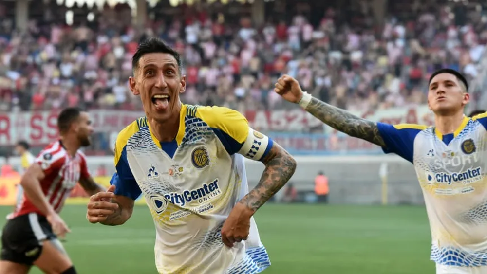 Jugadores de Rosario Central festejan con el trofeo de la Supercopa Internacional en el estadio Madre de Ciudades de Santiago del Estero