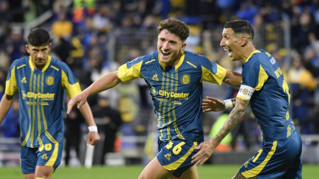 Jugadores de Rosario Central festejan el gol de Ignacio Ovando ante Argentinos Juniors en el Gigante de Arroyito