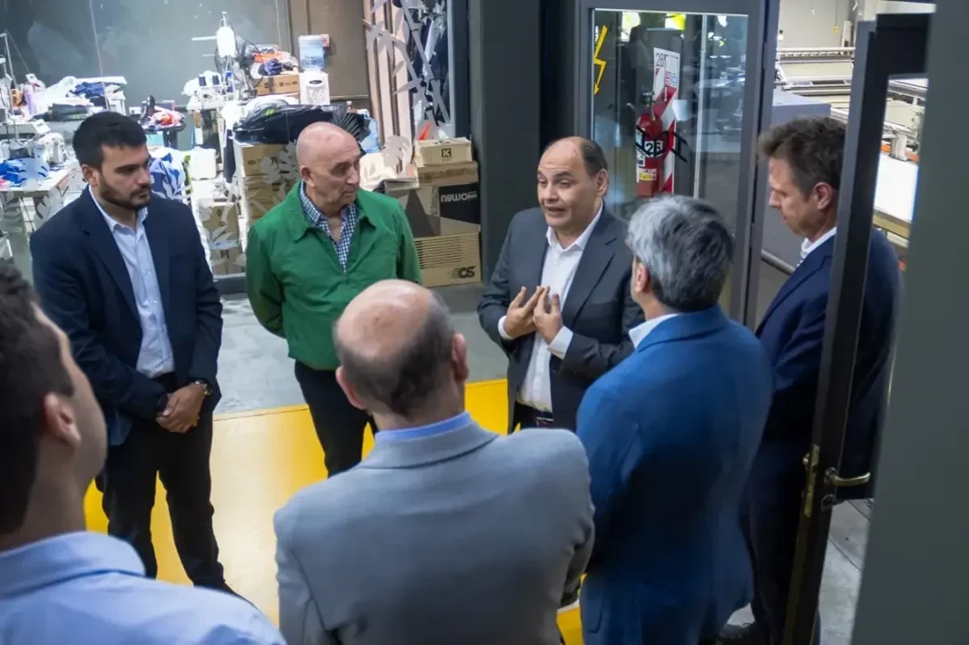 Gustavo Saadi durante la reunión con dirigentes de la UICA y la UIA en la planta de Confecat