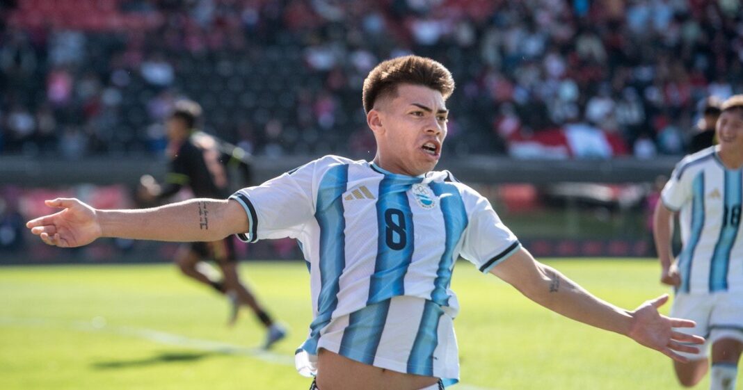 Santiago Espíndola celebrando su gol con la camiseta de la Selección Argentina Sub 19