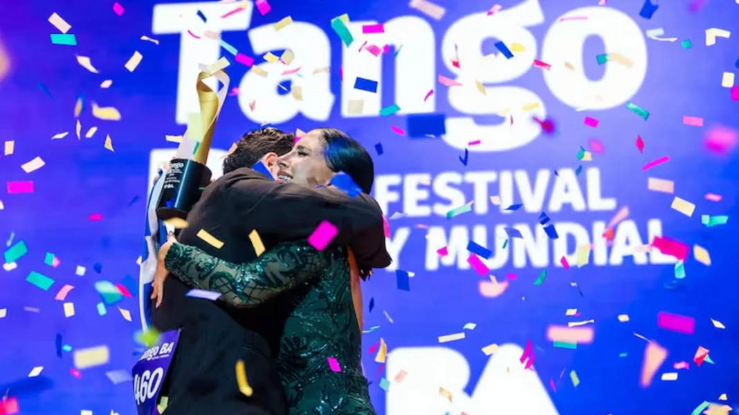 Pareja de bailarines de tango en el escenario del Teatro Gran Rex