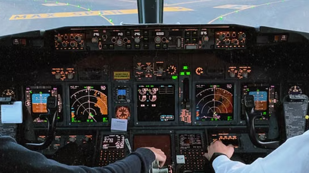 Cabina de simulador de vuelo utilizada para entrenamiento de pilotos