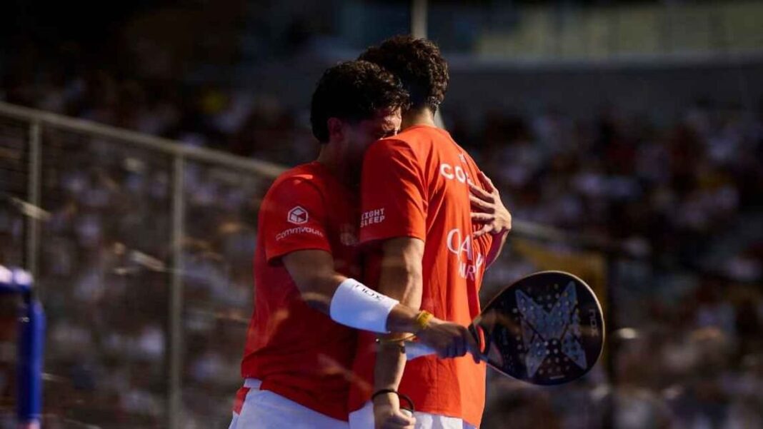 Agustín Tapia y Arturo Coello celebrando con el trofeo del Major de París de Premier Padel