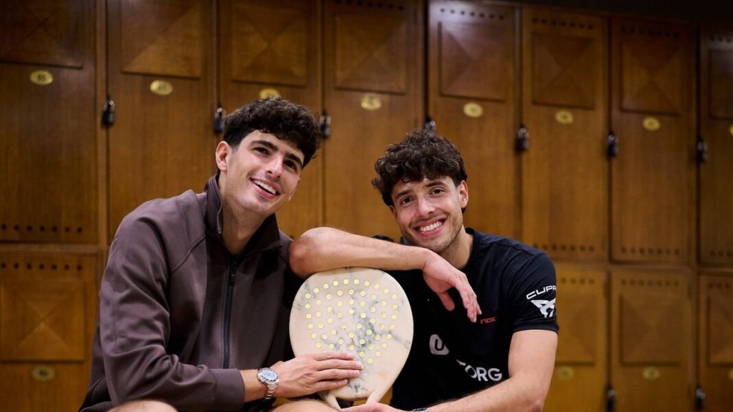 Agustín Tapia y Arturo Coello celebrando el título del París Major Premier Padel en Roland Garros