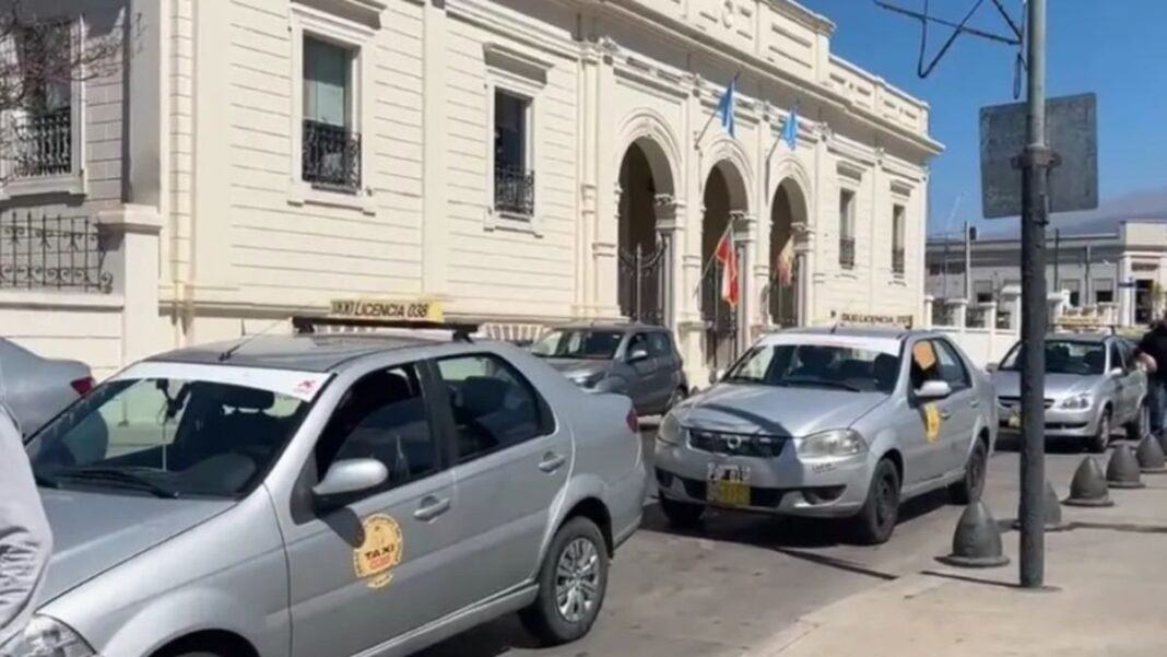 Taxistas y remiseros concentrados frente al Palacio Municipal de Catamarca