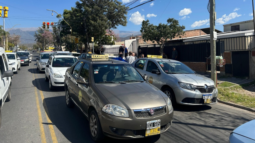 Manifestación de taxistas y remiseros frente al Palacio Municipal de Catamarca