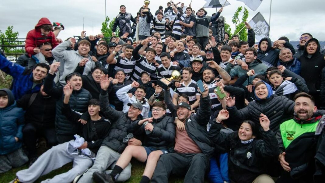 Equipo de rugby de Los Teros celebrando el título del Torneo Regional Centro 2026
