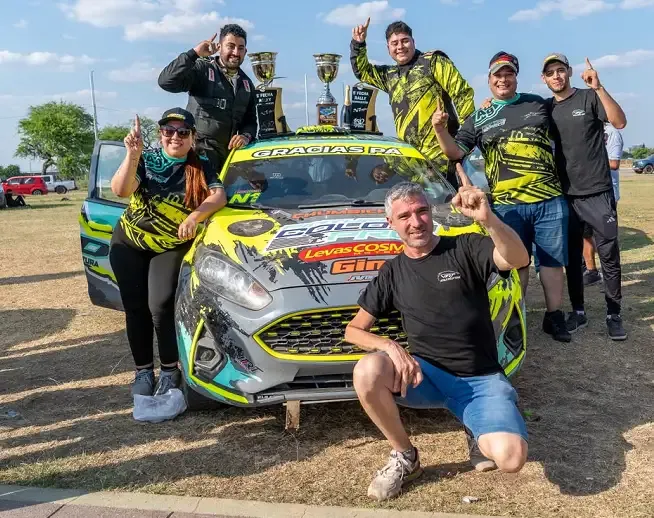 Tomi Vega y Alfredo Espadín celebrando la victoria en el Rally Ciudad de Frías