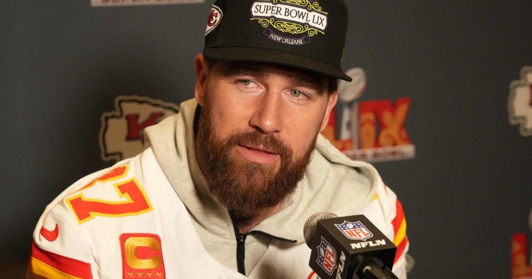 Travis Kelce, tight end de los Kansas City Chiefs, en el campo de juego