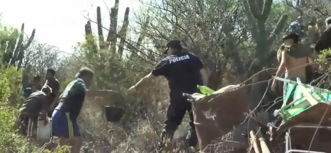 Vecinos y efectivos combatiendo un incendio de pastizales en Banda de Varela