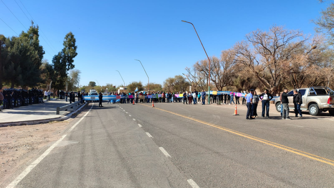 Vecinos de Fiambalá cortando la Ruta Nacional 60 en reclamo por la Zona Franca