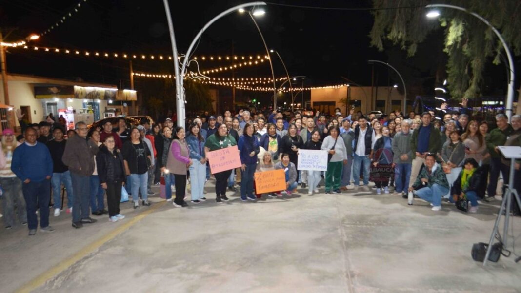 Vecinos de Fiambalá reunidos durante la manifestación para pedir la instalación de la Zona Franca en esa localidad
