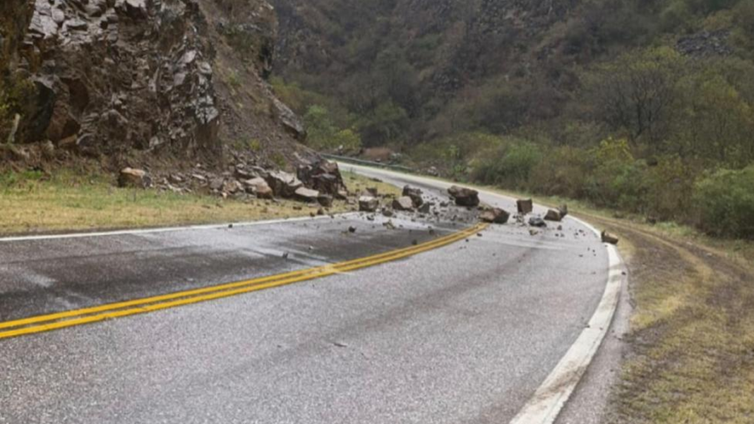 Ruta Nacional 60 en la Quebrada de La Cébila con presencia de derrumbes menores sobre la calzada