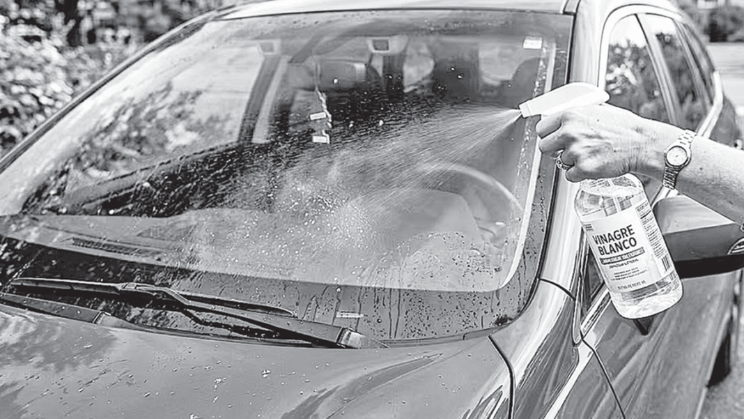 Parabrisas de automóvil con marcas de agua y suciedad