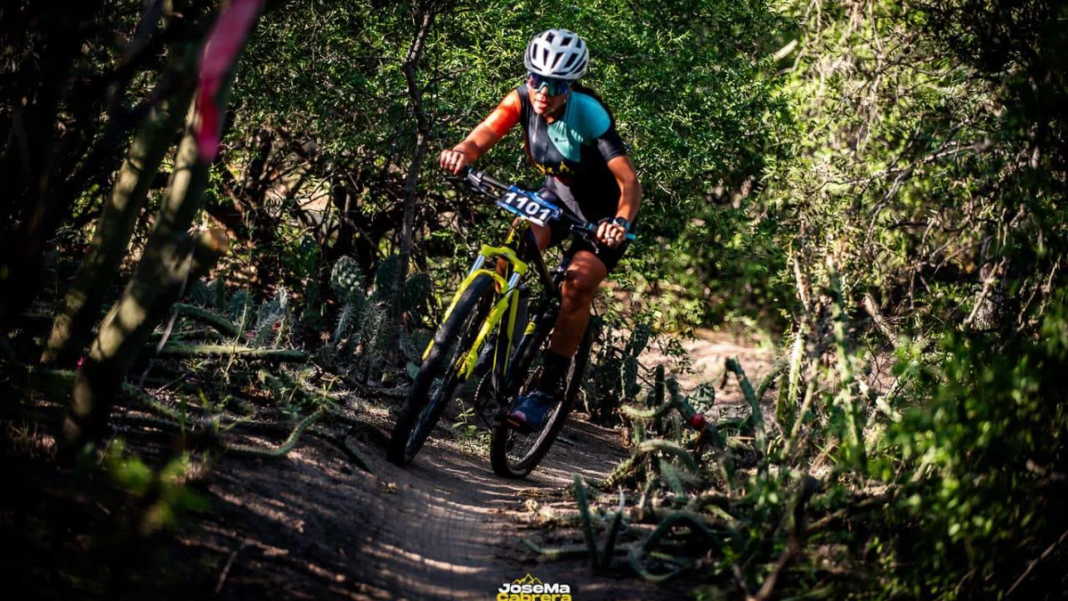 Ciclistas de MTB compitiendo en la Vuelta a Fray Mamerto Esquiú