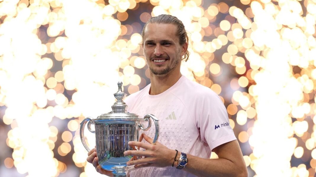 Alexander Zverev y Elena Rybakina con los trofeos del US Open