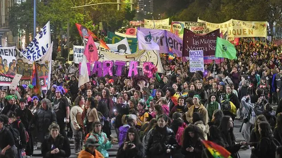 Marcha del 39° Encuentro Plurinacional de Mujeres en Córdoba con pañuelos verdes y violetas