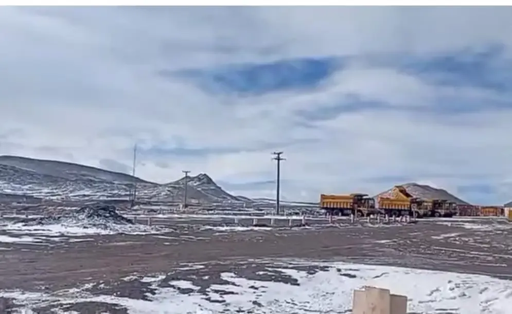 Zona cordillerana cubierta de nieve con acceso restringido