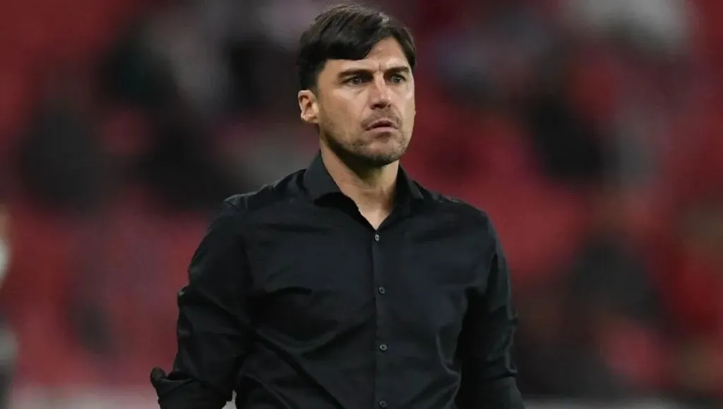 Alexander Medina, entrenador de Estudiantes, durante un partido de la Copa Libertadores.