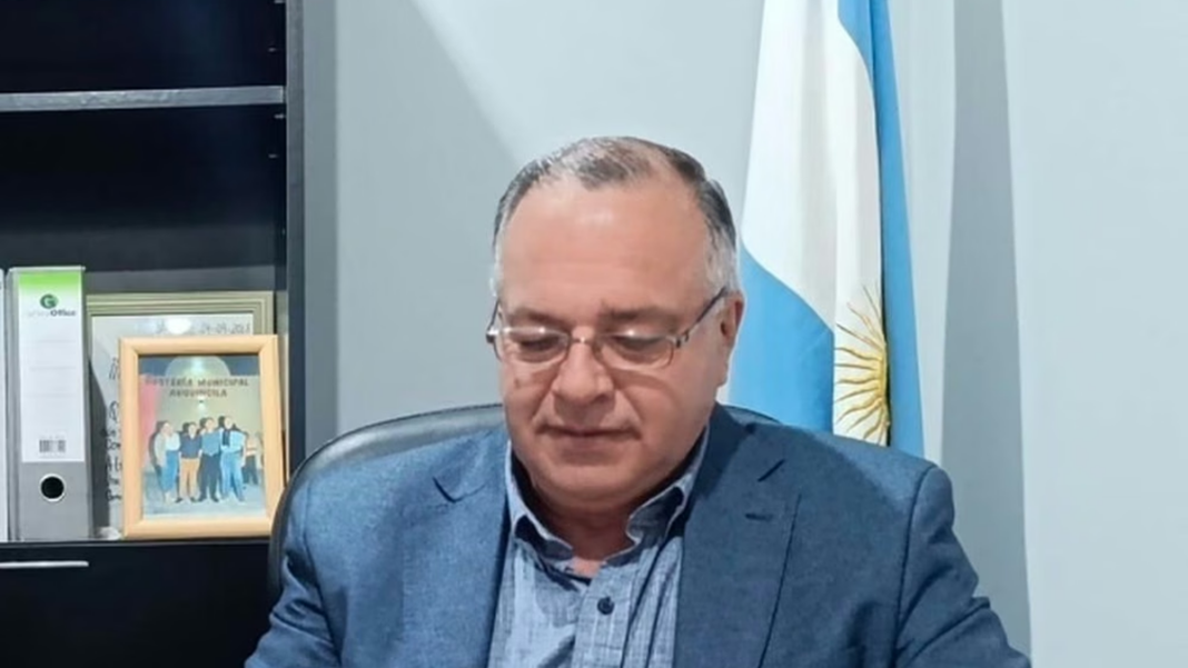 Intendente Randolfo Piñero y senador Rodolfo Santillán presentando pedidos de información minera