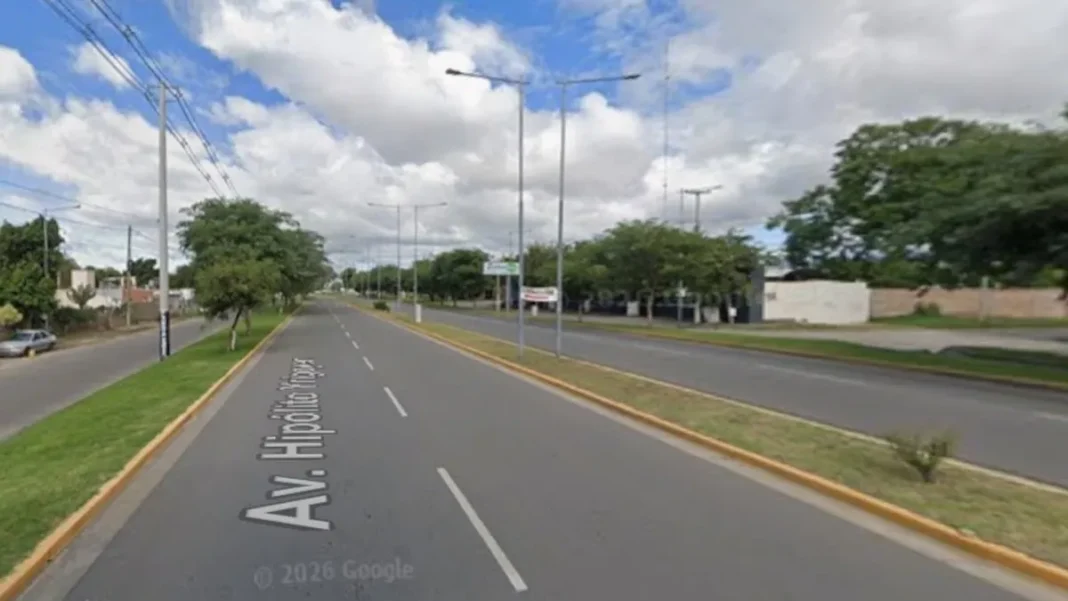 Móvil policial en la vía pública durante un procedimiento