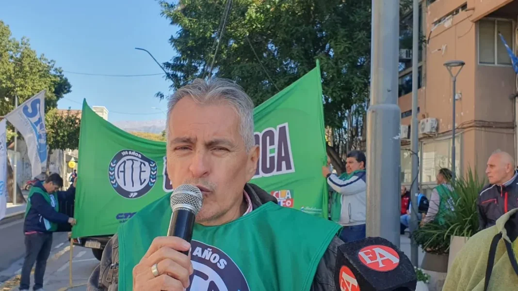 Ricardo Arévalo, secretario general de ATE, durante declaraciones a la prensa