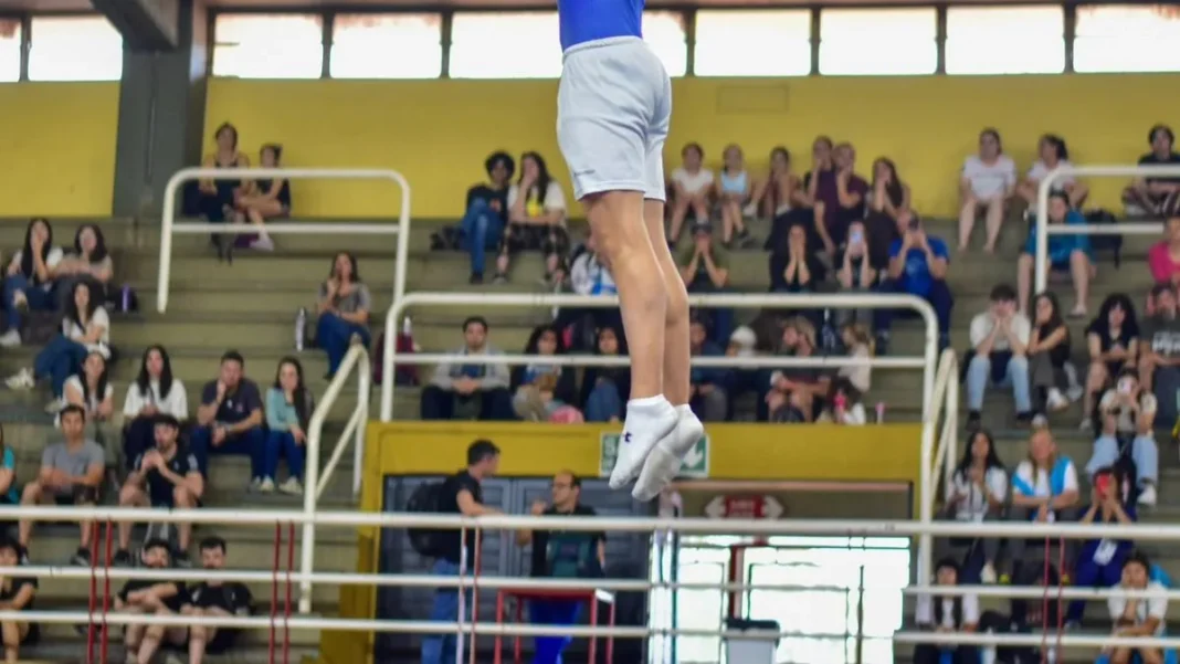 Deportistas compitiendo en trampolín durante el Torneo Nacional Abraham Jure en Catamarca