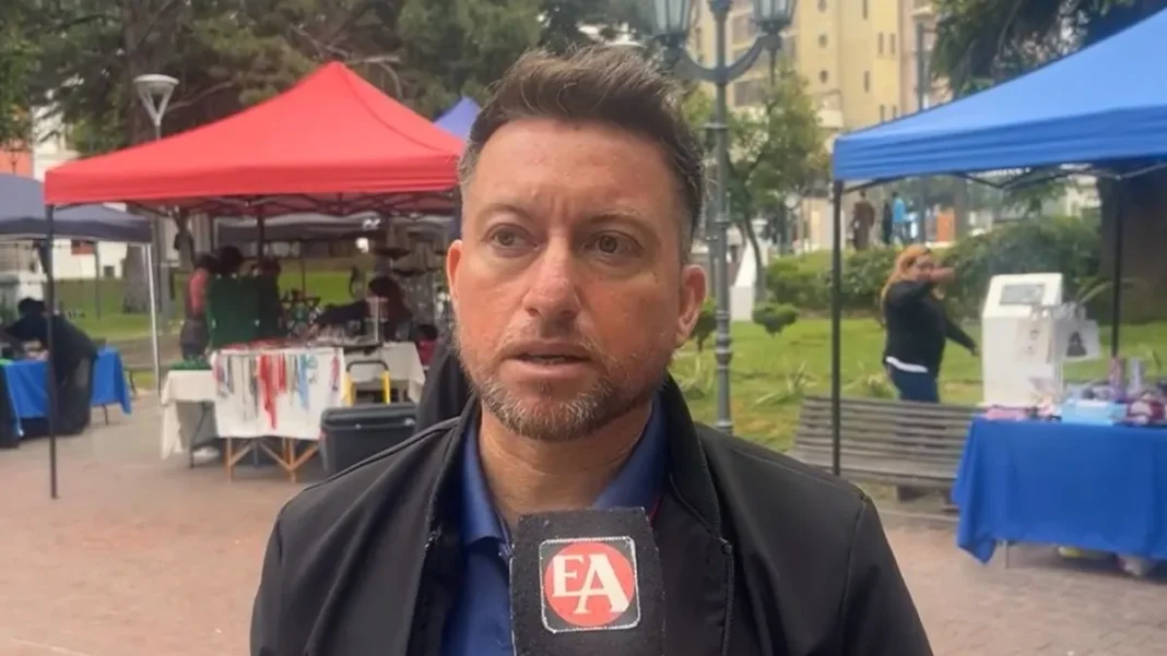 Inspectores municipales durante el operativo de reordenamiento en la Plaza 25 de Mayo