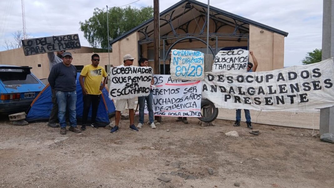 Artesanos de la Asociación Rosa del Inca acampan frente a las oficinas de CAMYEN en reclamo de acceso a la rodocrosita