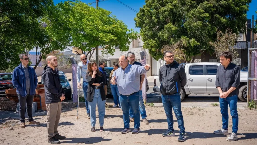Autoridades durante la recorrida por las obras en el Polideportivo 920 Viviendas