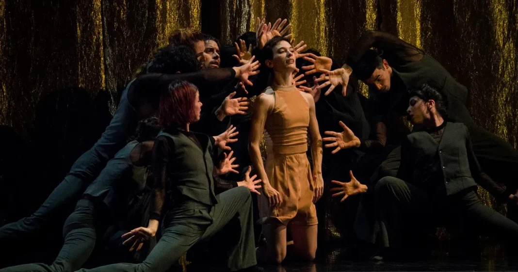 Bailarines del Ballet Contemporáneo del San Martín en escena durante Paraíso perdido