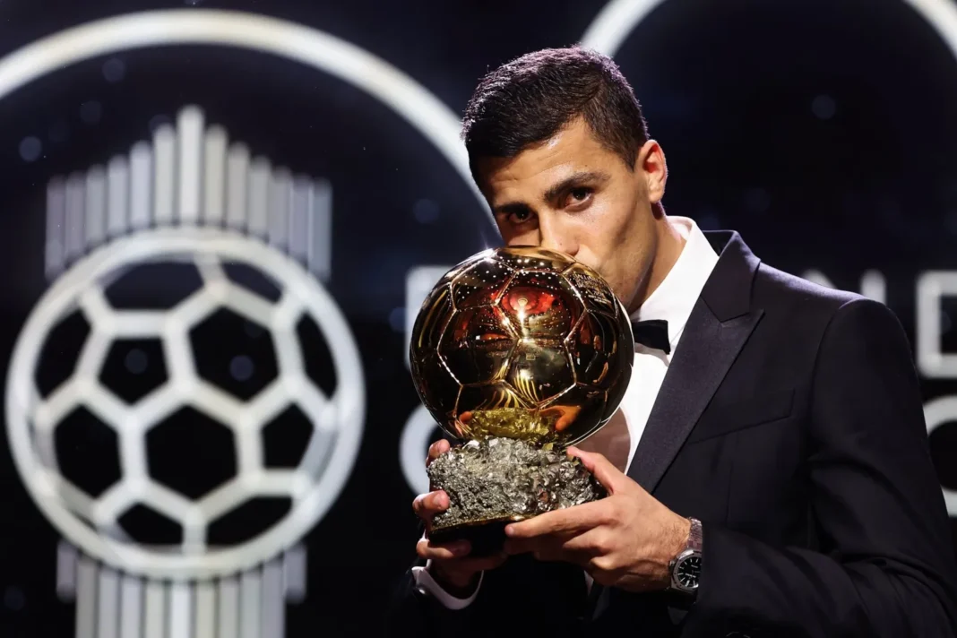 Trofeo del Balón de Oro sobre una mesa durante la gala de premiación