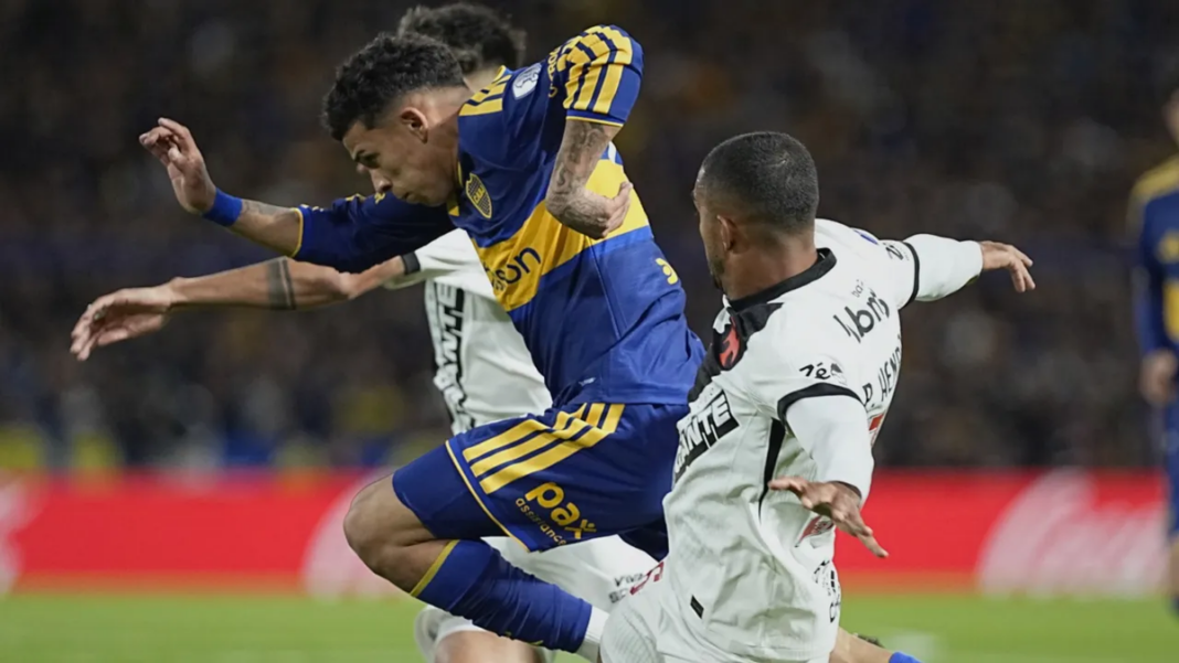 Jugadores de Boca y Vasco da Gama durante el partido de ida de semifinales de la Copa Sudamericana en La Bombonera
