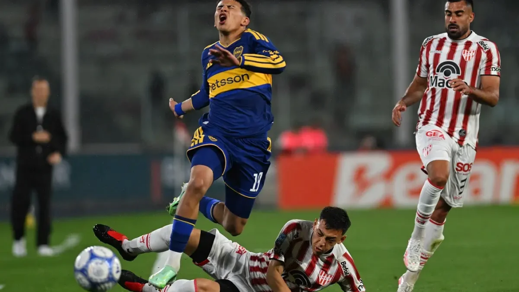 Jugadores de Boca e Instituto disputando la pelota durante el partido en Córdoba