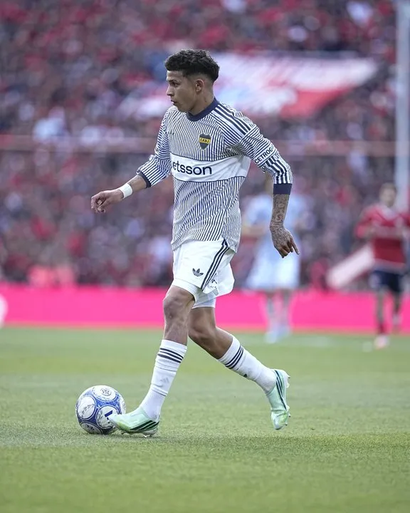 Leonel Flores encara en la igualdad de Boca ante Independiente.