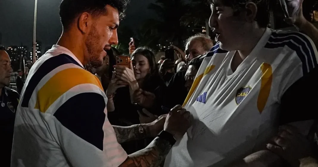 Plantel de Boca Juniors llegando al hotel en Barra de Tijuca, Río de Janeiro